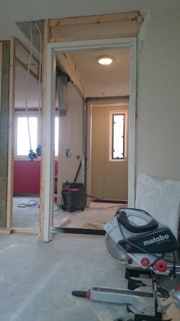 nieuwe kozijnen en licht schakelaars aan het plaatsen in de slaapkamers